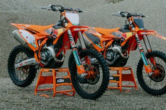 KTM 450 SX-F & 250 SX-F Factory Edition 2026 vorgestellt