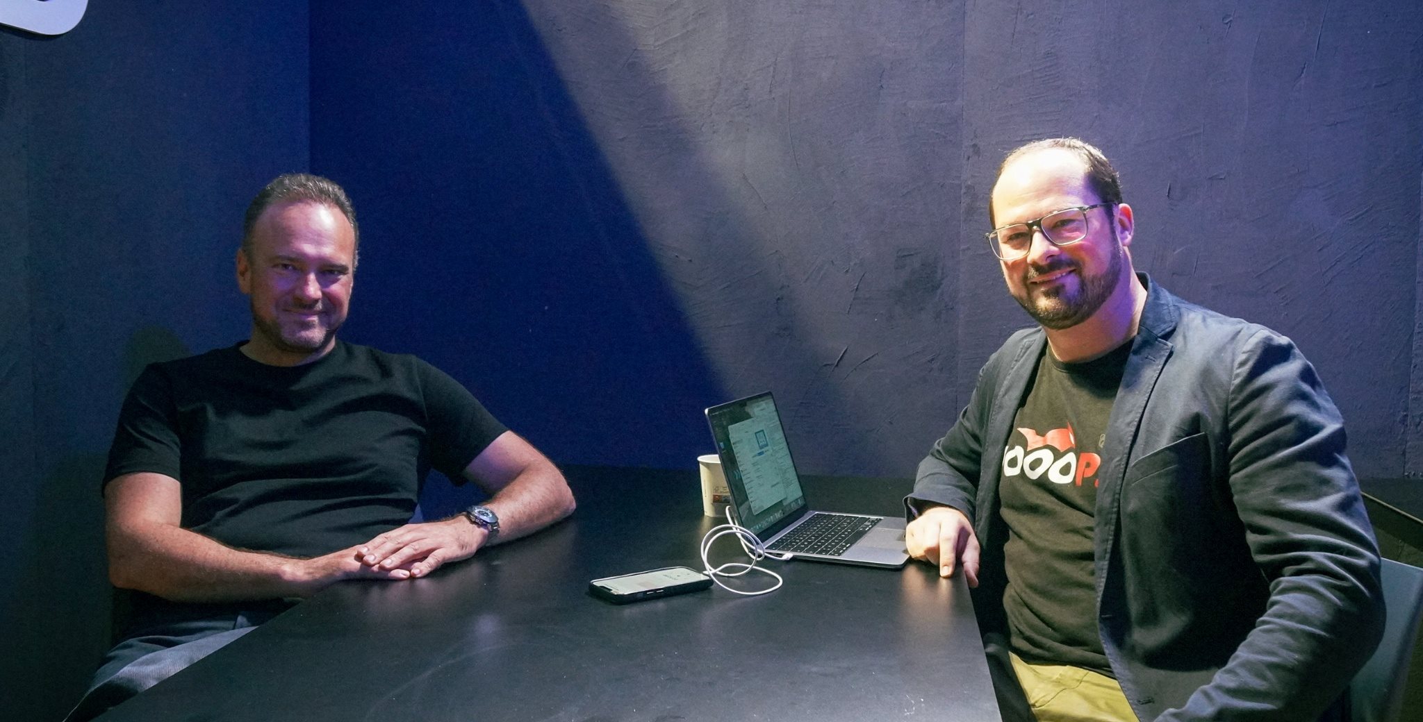 Šéf BMW Motorrad Markus Flasch diskutuje s Pokym z 1000PS o ponaučeních z R 1300 GS, nové F 450 GS, odchodu Topraka a budoucnosti BMW v motorsportu – včetně otázky o MotoGP【19:0†source】.