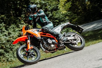 KTM 125 SMC R Test 2025 – Die beste A1-Supermoto für Einsteiger?