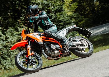 KTM 125 SMC R Test 2025 – Die beste A1-Supermoto für Einsteiger?