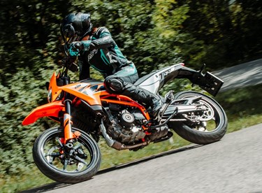 KTM 125 SMC R Test 2025 – Die beste A1-Supermoto für Einsteiger?