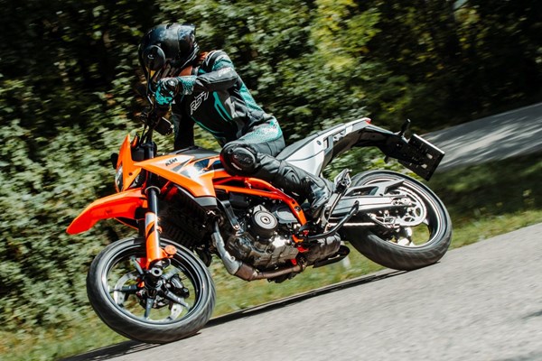 KTM 125 SMC R Test 2025 – Die beste A1-Supermoto für Einsteiger?