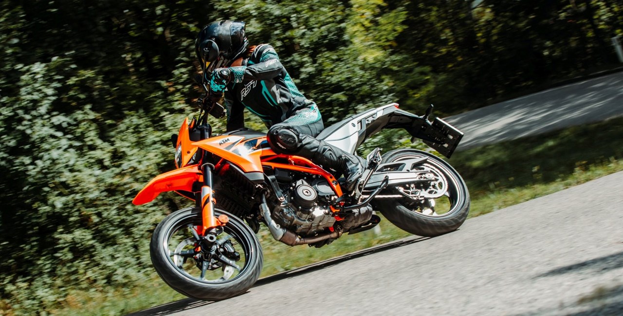 KTM 125 SMC R Test 2025 – Die beste A1-Supermoto für Einsteiger?