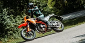 KTM 125 SMC R Test 2025 – Die beste A1-Supermoto für Einsteiger?