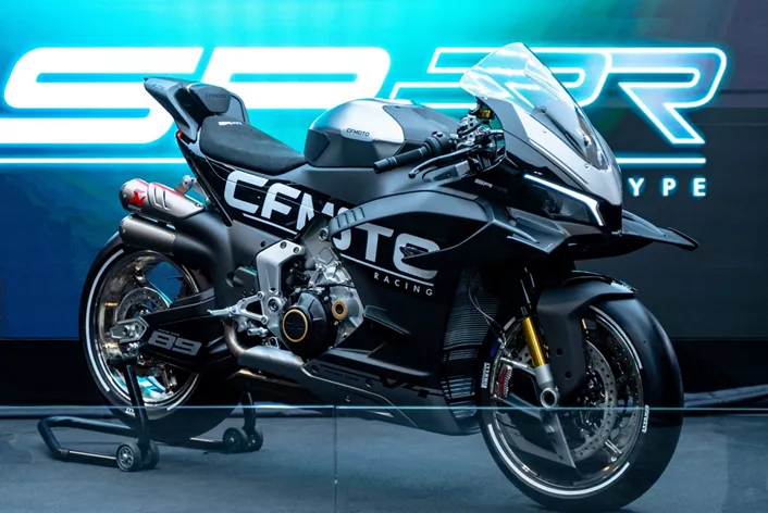 CFMOTO, Avrupa'da büyümeye devam etmek istiyor - yeni üç silindirli motorlar, net bir marka kimliği ve daha fazla bayi ile. Yönetimden Ferch ve Leeb, planlar, potansiyeller ve öncelikler hakkında açık yüreklilikle konuşuyor.