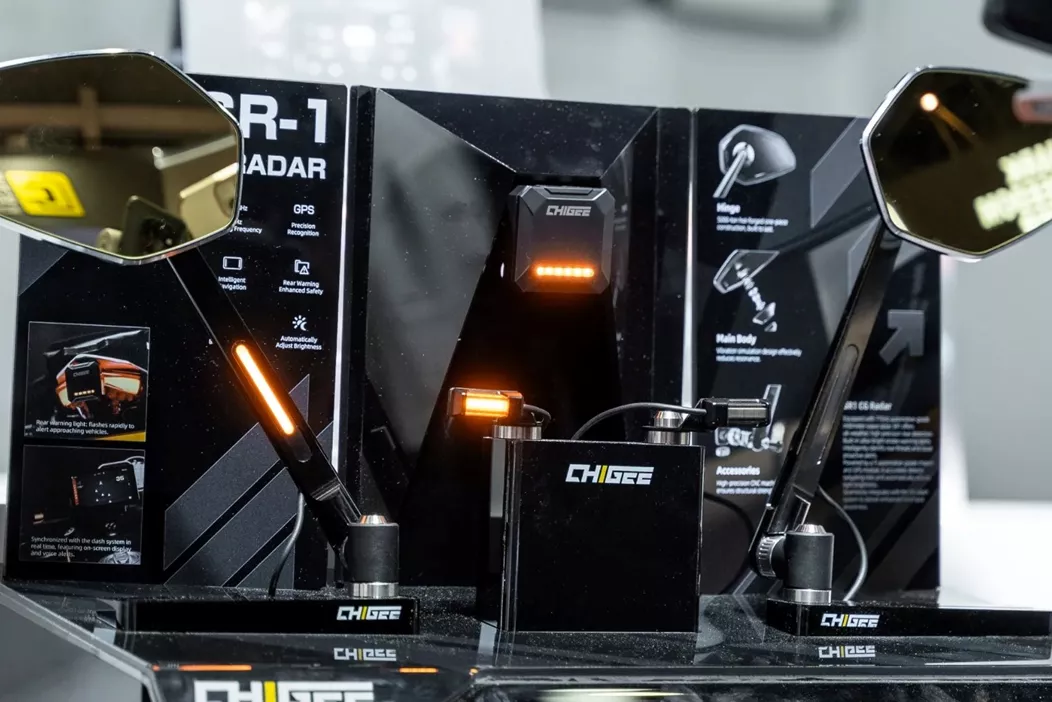 CHIGEE presenta en la EICMA dos nuevos productos de seguridad para motoristas. Un espejo retrovisor con radar y advertencia de punto ciego y una Dashcam dual impermeable fueron exhibidos en noviembre en Milán.