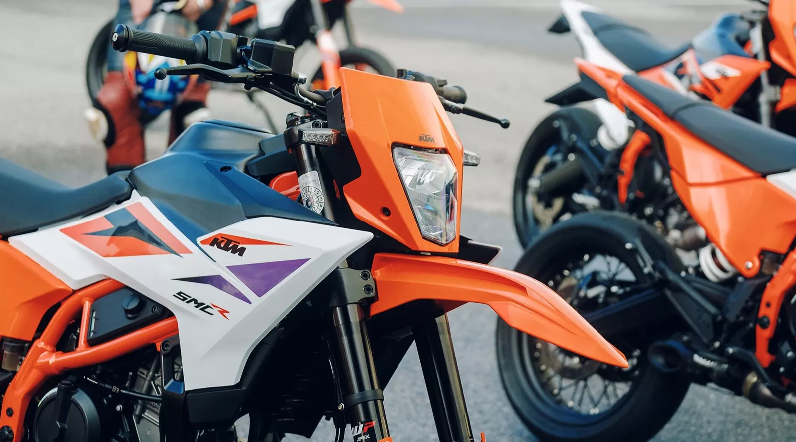 Die neue KTM 390 SMC R stellt das Supermoto-Segment auf den Kopf. Doch braucht man angesichts dieser starken kleinen Maschine überhaupt noch die legendäre 690 SMC R? Wir vergleichen beide Modelle und klären, welches Bike heute wirklich Sinn ergibt.