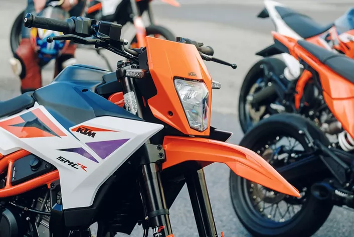 Nova KTM 390 SMC R pretrese segment Supermoto. Toda, ali je ob tej močni mali mašini sploh še potrebna legendarna 690 SMC R? Primerjamo oba modela in ugotavljamo, kateri motor ima danes resnično smisel.