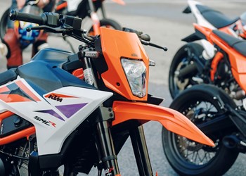 KTM 390 SMC R vs 690 SMC R – welche Supermoto macht mehr Sinn?
