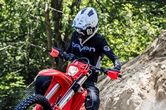 AIROH Aviator 3 EVO: Neuer Offroad-Helm mit FRHPHE-02 Zulassung