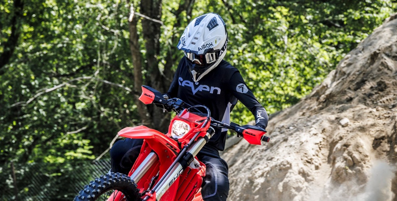 AIROH Aviator 3 EVO: Neuer Offroad-Helm mit FRHPHE-02 Zulassung