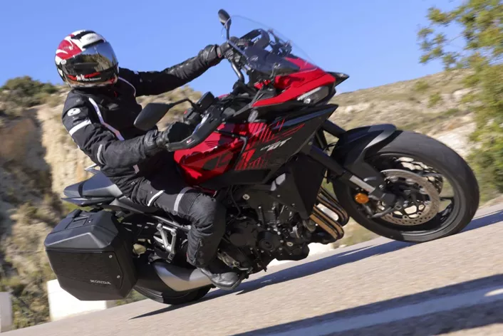 De nieuwe Honda CB1000GT combineert Fireblade-power, moderne elektronica en hoog reiscomfort. Maar hoe presteert hij in het dagelijks leven en op lange afstanden? Onze uitgebreide test onthult of de sporttoermotorfiets waarmaakt wat Honda belooft.