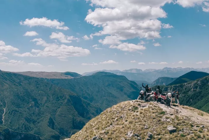 5-12 Eylül 2026 tarihleri arasında Monterra Raid, Bosna-Hersek ve Karadağ'da başlıyor. Bu macera turu, 160 kilogramdan ağır olan seyahat enduroları için özel olarak tasarlandı. Altı etapta, dağlık alanlar ve offroad parkurları boyunca uzanan 1200 kilometre sizi bekliyor.