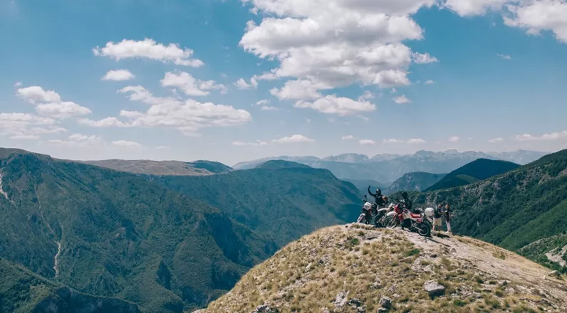 From September 5th to 12th, 2026, the Monterra Raid kicks off its journey through Bosnia-Herzegovina and Montenegro. This adventure tour is exclusively designed for heavyweight adventure bikes over 160 kilograms. Riders will tackle 1200 kilometers across breathtaking mountain landscapes and challenging offroad terrain in six stages.