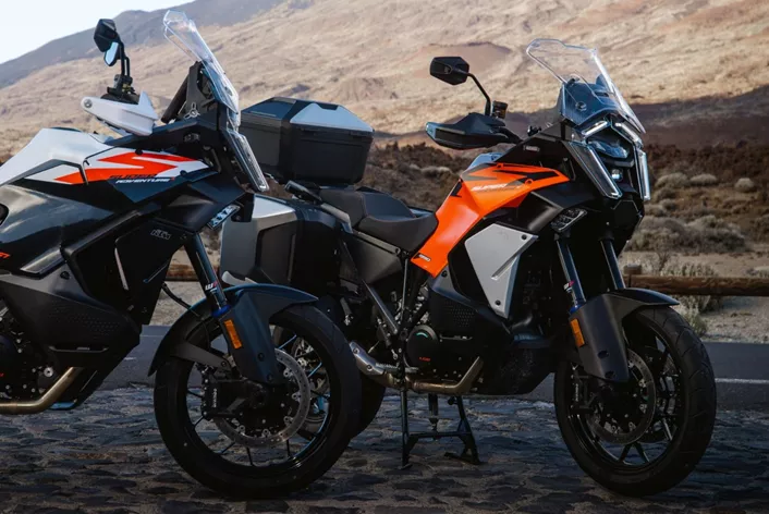 KTM fait sensation avec ses nouveautés 2026 : de la gamme LC4 remaniée avec la 690 Enduro R et SMC R, aux nouveaux modèles EXC 6DAYS et SX-F Factory Editions, jusqu'à la prochaine 1390 Super Adventure Evo. Nous vous présentons tous les modèles clés et mises à jour techniques essentielles.