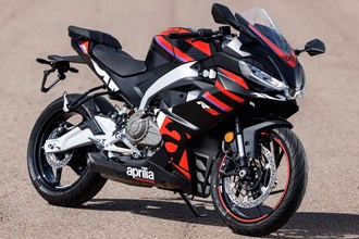 Aprilia Rückruf 2025: Austausch des Handgriffs bei RS & Tuono