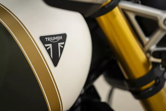 Triumph presenteert in 2026 een reeks spannende nieuwigheden – van sportieve naked bikes en moderne classics tot echte adventure-scramblers. Wij geven je snel een overzicht van alle modellen en laten zien welke highlights rijders werkelijk kunnen verwachten.