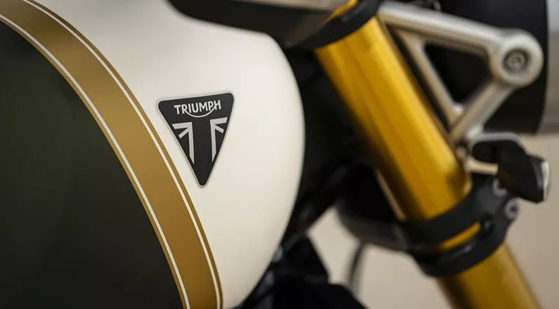Triumph stellt 2026 eine ganze Reihe spannender Neuheiten vor – von sportlichen Naked Bikes über moderne Classics bis hin zu echten Adventure-Scramblern. Wir haben alle Modelle im schnellen Überblick und zeigen, welche Highlights Fahrer wirklich erwarten.