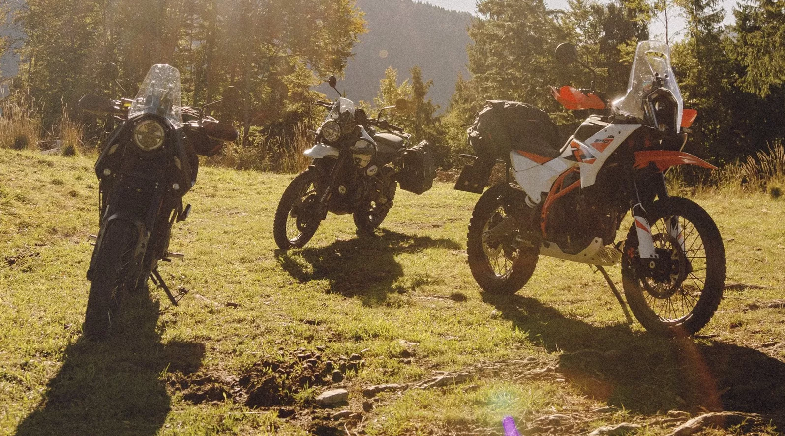 Mindre effekt, lägre vikt, mindre oro för den första turen ut i terrängen - A2-äventyrstouringmotorcyklar erbjuder mycket. Vi har testat KTM 390 Adventure, Royal Enfield Himalayan 450 och Brixton Crossfire 500 Storr under tre dagar genom Friuli: motorväg, Nassfeldpasset, Monte Zoncolan och grusvägar inkluderade.