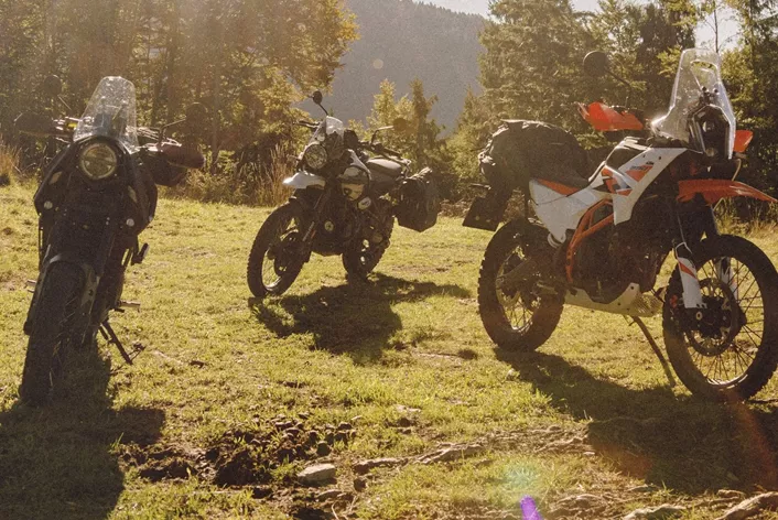 Weniger Leistung, weniger Gewicht, weniger Angst vor dem ersten Ausflug ins Gelände - A2-Reiseenduros versprechen viel. Wir haben die KTM 390 Adventure, Royal Enfield Himalayan 450 und Brixton Crossfire 500 Storr drei Tage lang durchs Friaul getrieben: Autobahn, Nassfeldpass, Monte Zoncolan und Schotterpässe inklusive.