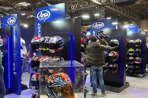 Arai zeigt 2026er Helmkollektion auf der INTERMOT