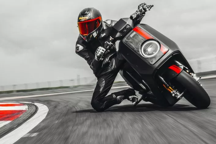 NIU přichází s novým top modelem své série elektro-skútrů, NQiX 1000. V roce 2026 se dočkáme aktualizací softwaru, baterie a výkonu – včetně integrované navigace Google Maps.