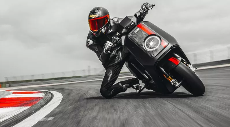 A NIU lança o NQiX 1000, um excitante modelo de ponta da sua série de scooters elétricos. Em 2026, chegam atualizações de software, bateria e desempenho – incluindo navegação a bordo com Google Maps.