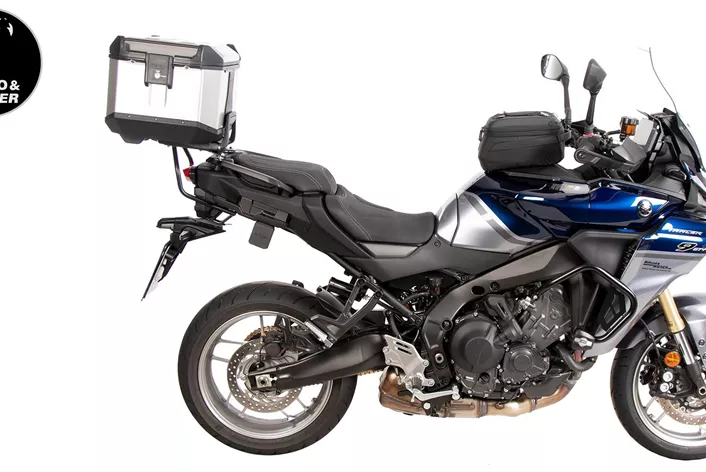 Doživi svoju Yamaha Tracer 7 / GT / Y-AMT (2025–, MY26) uz vrhunske Hepco-Becker dodatke za poboljšanje komfora, fleksibilnosti i zaštite. Bilo da se radi o sistemima za prtljag, podizanju upravljača ili zaštiti motora – vizuelno usklađeni, funkcionalni su i idealni za sportske ture.