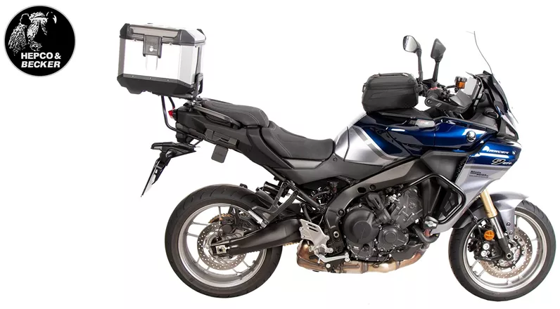 Experimente sua Yamaha Tracer 7 / GT / Y-AMT (2025–, MY26) com acessórios premium da Hepco-Becker para mais conforto, flexibilidade e proteção. Seja sistemas de bagagem, elevação do guidão ou proteção do motor – visualmente compatíveis, funcionais e perfeitos para viagens esportivas.
