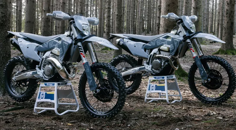 Husqvarna startet mit zahlreichen Neuheiten in die Jahre 2025 und 2026. Von überarbeiteten Motocross- und Enduro-Modellen bis hin zu den neuen 701er und der FS 450 gibt es mehr Technik, mehr Leistung und optimierte Fahrwerke. Alle Modelle wurden für maximale Kontrolle, Robustheit und Rennsport-Performance weiterentwickelt.