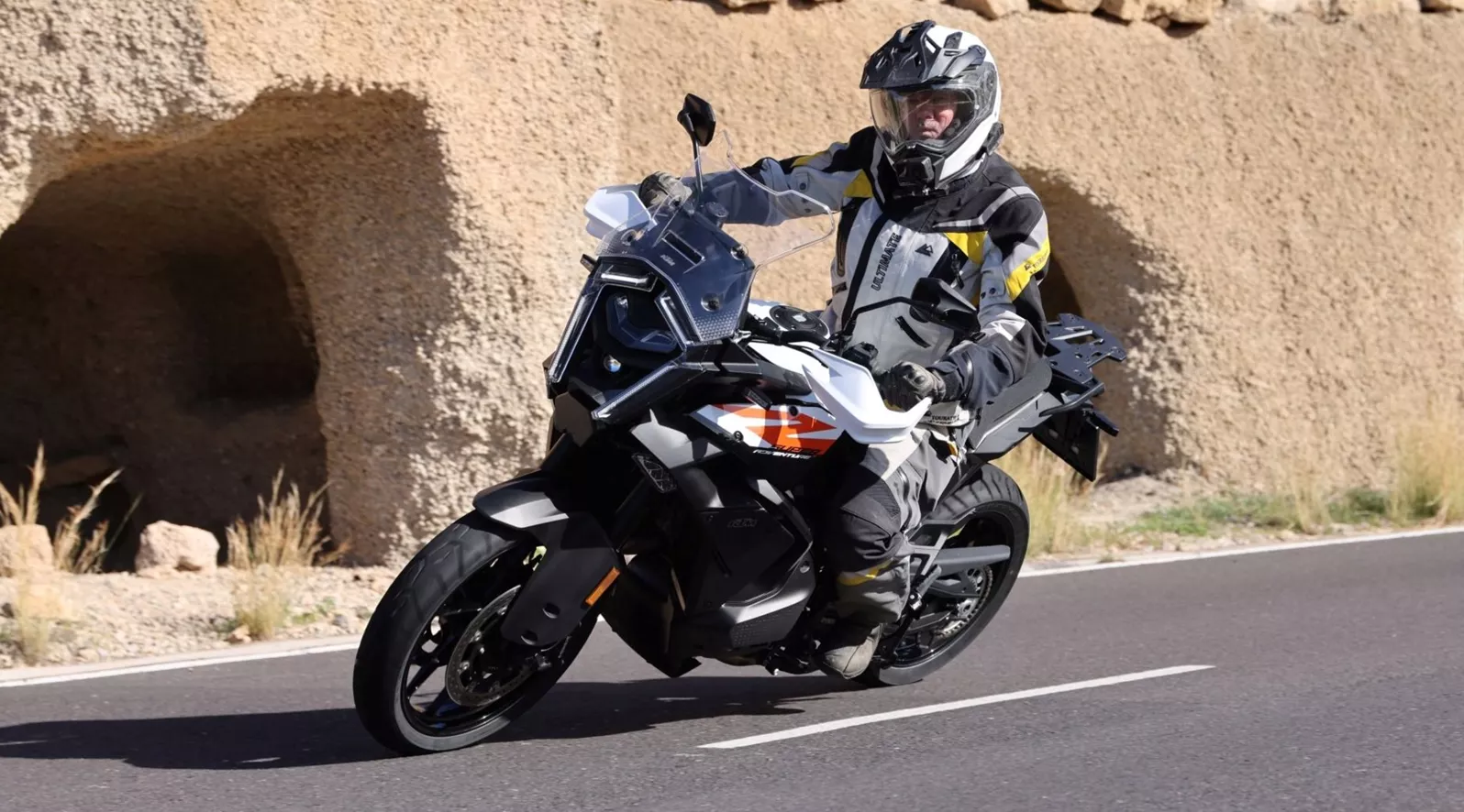 Já no ano passado, na EICMA, a KTM apresentou com grande orgulho a 1390 Super Adventure S EVO com câmbio automático como o novo modelo de turismo principal de Mattighofen. Um ano e uma insolvência depois, ela finalmente está disponível nas concessionárias. E estava pronta para nosso primeiro teste em Tenerife. O especialista em viagens, Wolf, analisou se a longa espera valeu a pena e como as diversas novas funcionalidades da moto completamente revisada "made in Austria" se comportam na prática.