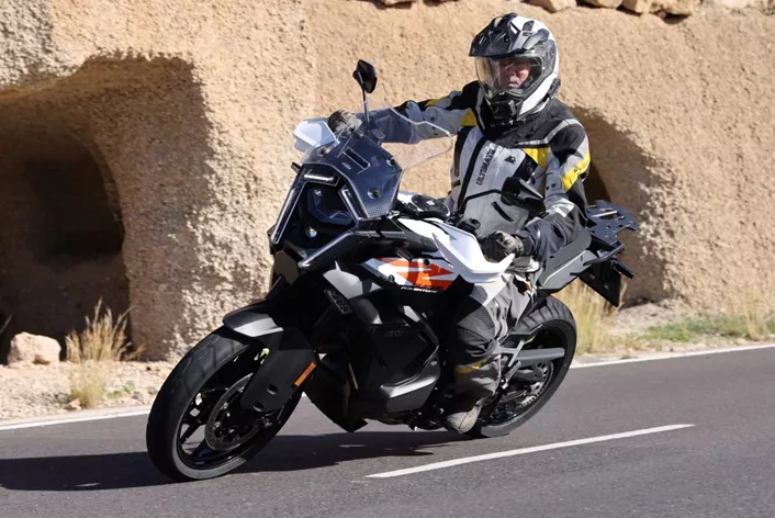 A KTM már a tavalyi EICMA kiállításon büszkén bemutatta a 1390 Super Adventure S EVO-t automataváltóval, mint Mattighofen új túra-flagship modelljét. Egy év és egy csőd után végre elérhető a kereskedők kínálatában. Tenerifén pedig már készen állt a tesztelésre is. Utazásspecialista Wolf utánajárt, hogy megérte-e a hosszú várakozás, és hogyan működnek az átfogóan átdolgozott, "Made in Austria" motor sok új funkciója a valóságban.【20:8†source】