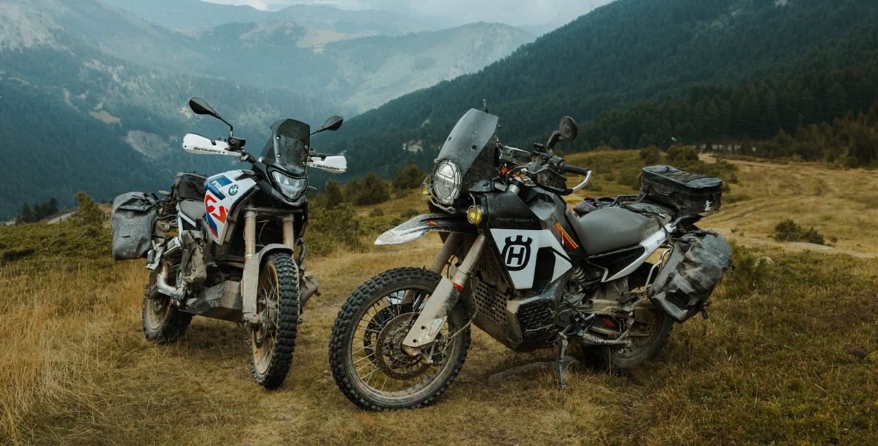BMW F900GS vs. Husqvarna Norden 901 Expedition: Offroad-Vergleich