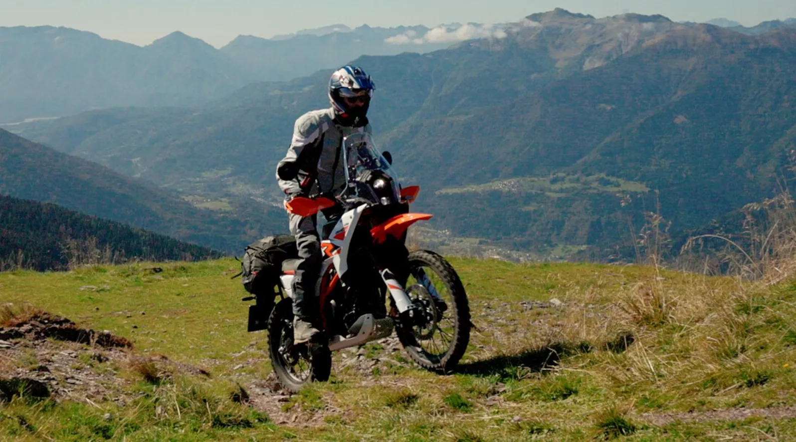 Die neue KTM 390 Adventure R zeigt sich radikaler und offroadorientierter als je zuvor. Gleichzeitig soll sie Langstrecke, Touring und Winkelwerk souverän meistern. Auf unserer Friaul-Tour zeigt sich, ob KTM der Spagat gelingt.