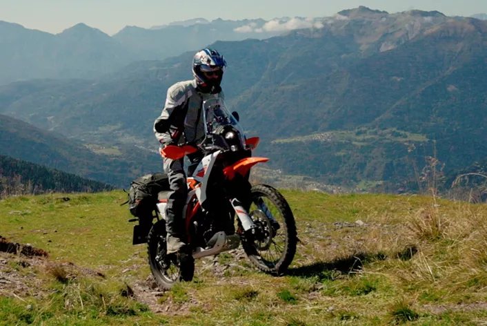 Nová KTM 390 Adventure R se ukazuje radikálnější a více zaměřená na offroad než kdy dříve. Současně má zvládnout i dlouhé trasy, touring a klikaté cesty s přehledem. Na naší túře ve Friuli se ukáže, zda KTM tento balanc zvládne.