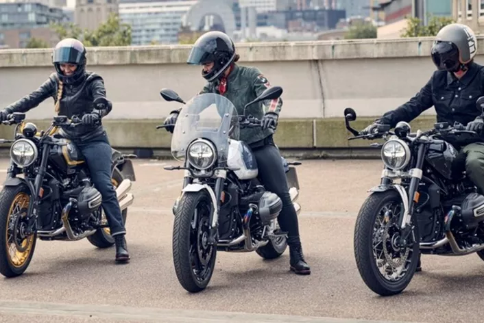 BMW Motorrad introduceert voor modeljaar 2026 een doorontwikkeling van bestaande series, nieuwe kleur- en uitrustingspakketten, een aanzienlijke versterking van het elektrodomein en een extra GS-model voor de A2-doelgroep. Conceptstudies en een krachtige beursaanwezigheid laten ook zien welke technologische en strategische koers het merk volgt.