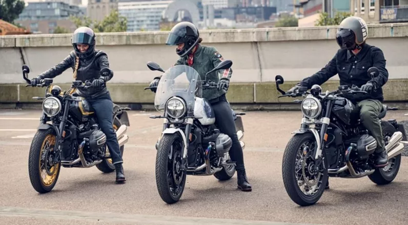 For the 2026 model year, BMW Motorrad presents the evolution of existing series, new color and equipment packages, a significant strengthening of the electric segment, and an additional GS model for the A2 license category. Conceptual studies and a strong trade show presence are also intended to demonstrate the technological and strategic direction of the brand.