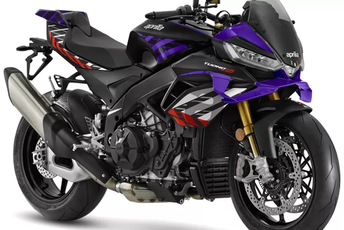 Lors des présentations à l'EICMA, Aprilia a dévoilé ses nouveautés pour l'année modèle 2026. La marque italienne présente des modèles Factory mis à jour en termes de couleurs, un nouveau modèle spécial au caractère sportif ainsi qu’un nouveau scooter GT, le SR GT 400, qui vient enrichir son offre. Aprilia mise sur un mélange d'identité sportive, de diversité technique et de fonctionnalités adaptées au quotidien.