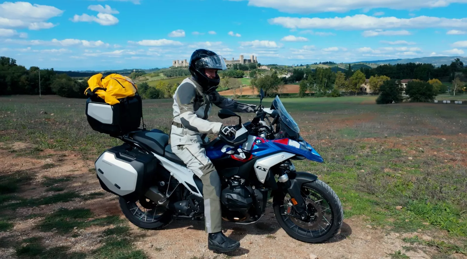 Die BMW R 1300 GS galt zum Start als technisch brillant, aber nicht fehlerfrei. Nach zwei Jahren Optimierungen stellt sich die Frage: Ist die jüngste Produktionscharge nun das würdige Flaggschiff? Im 10.000-km-Dauertest suche ich nach Antworten.