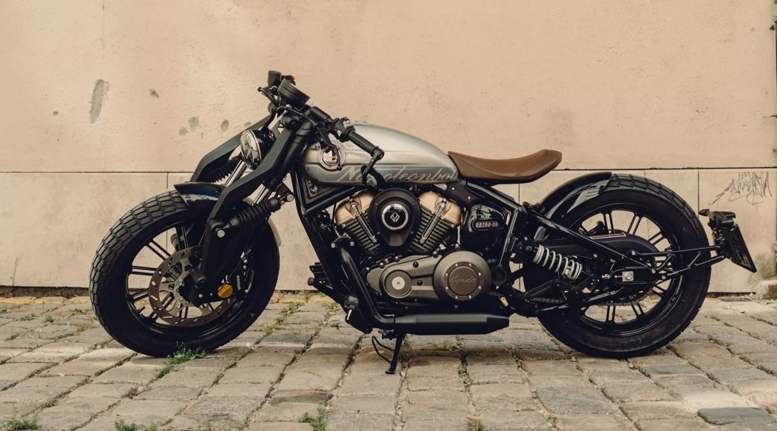 Der Motorradmarkt wirkt oft austauschbar. Benda geht einen anderen Weg und stellt mit der Napoleonbob 250 ein Motorrad auf die Räder, das polarisiert wie kaum ein anderes. Ein V2 mit nur 250 ccm, radikale Optik und eigenwillige Technik - wir sind damit von Wien in die Wachau gefahren.