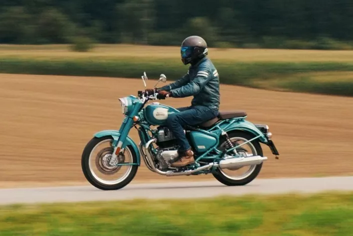 Retro bikes are booming – taking us back to the essence of motorcycling. On a leisurely ride from Vienna to the Wachau, the Royal Enfield Classic 650 demonstrates why it might just be the ultimate retro concept of our time: stunningly beautiful, relaxing, yet perfectly practical for everyday use.