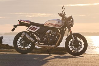 Triumph Tracker 400: Flat Track trifft Café Racer Stil