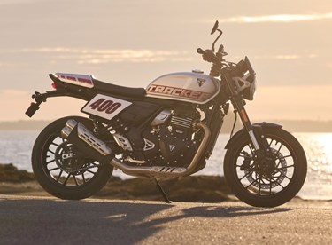 Triumph Tracker 400: Flat Track trifft Café Racer Stil