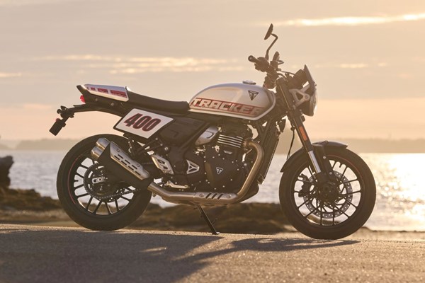 Triumph Tracker 400: Flat Track trifft Café Racer Stil
