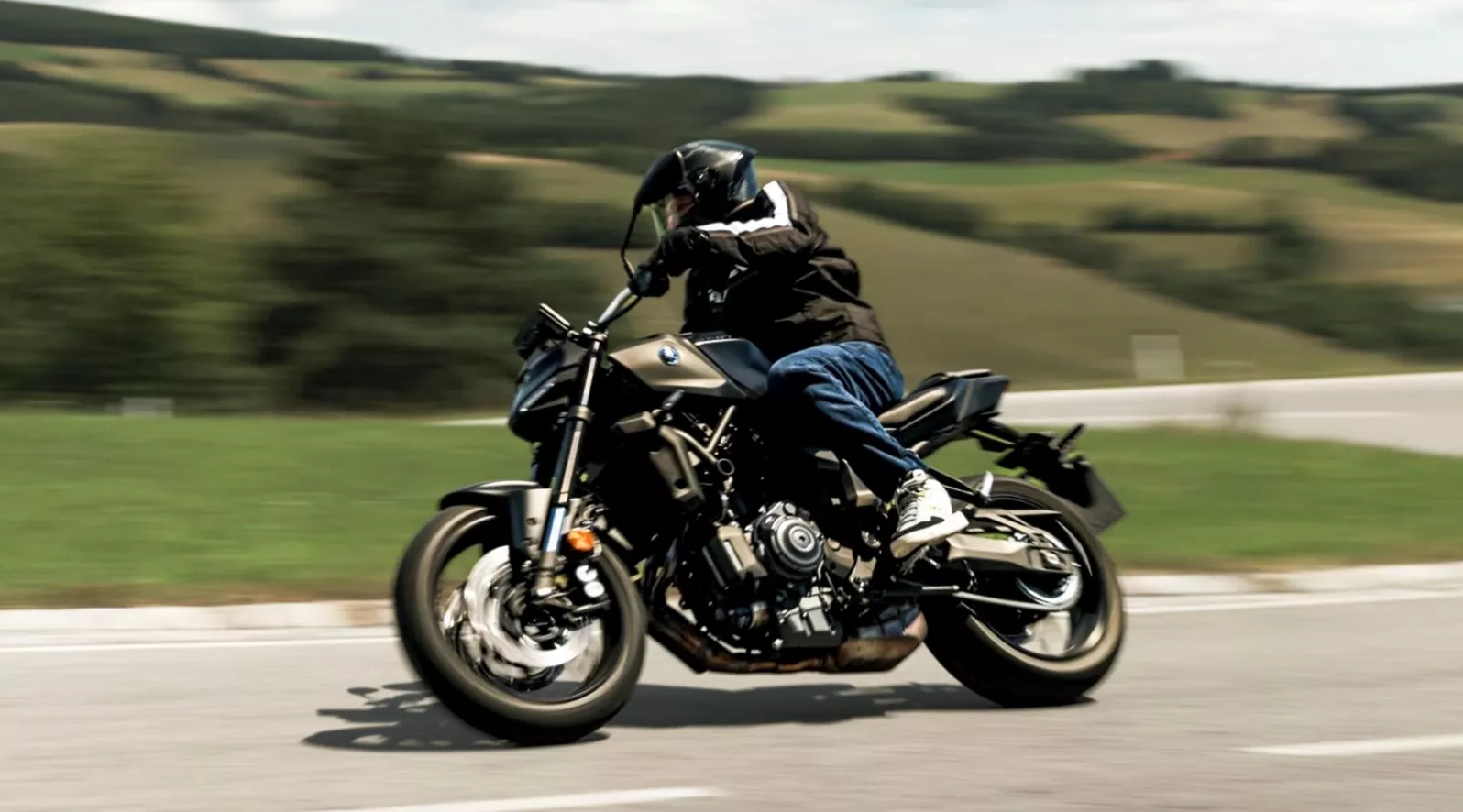 Durant une saison entière, nous avons testé la Yamaha MT-07 Y-AMT au quotidien, que ce soit sur route de campagne ou même sur circuit. Quelle est la réelle performance de sa boîte de vitesses automatisée ? À qui s'adresse-t-elle et quelles sont ses limites ? Voici notre verdict honnête après cet essai longue durée.