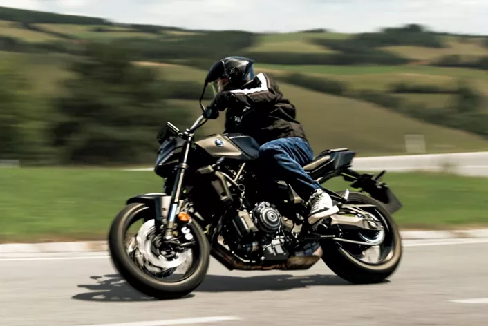Bir sezon boyunca Yamaha MT-07 Y-AMT'yi günlük hayatta, kırsal yollarda ve hatta yarış pistinde kullandık. Otomatikleştirilmiş şanzıman gerçekten ne kadar iyi çalışıyor? Kimler için uygun ve sınırları neler? İşte samimi uzun dönem testimizin sonucu.