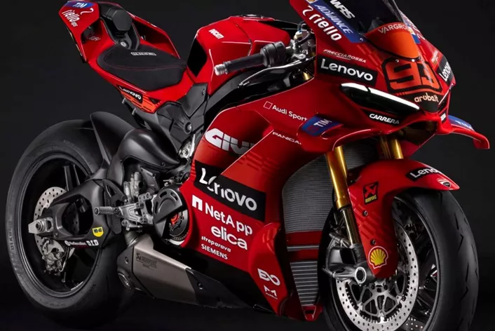 Ducati praznuje osvojitev naslova Marca Márqueza s strogo omejeno Panigale V4 Márquez 2025 World Champion Repliko – poklon timskemu delu, tehniki in zgodovini motošporta.