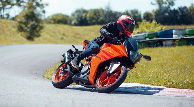 KTM hat bestätigt, dass die RC 390 nach über einem Jahrzehnt aus den Verkaufsprogrammen in Europa, Großbritannien und weiteren internationalen Märkten genommen wird.