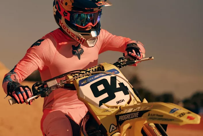 Mit der limitierten Kollektion "The Second Nature" startet Fox Racing in den Frühling 2026. Drei Designs – Vision, Awareness und Diffuse – sollen den reinen Renninstinkt verkörpern. Den Auftakt macht "Vision MX" beim Supercross in Anaheim 1 mit Ken Roczen und einem starken Statement für Intuition im Rennsport.