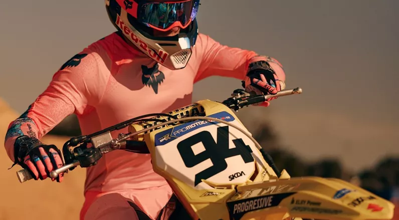 Com a coleção limitada "The Second Nature", a Fox Racing dá início à primavera de 2026. Três designs – Vision, Awareness e Diffuse – pretendem representar o puro instinto de corrida. A estreia acontece com "Vision MX" no Supercross em Anaheim 1, com Ken Roczen, fazendo uma declaração forte sobre a intuição nas corridas.